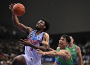 开云体育app-太阳险胜新疆队，王哲林状态火热