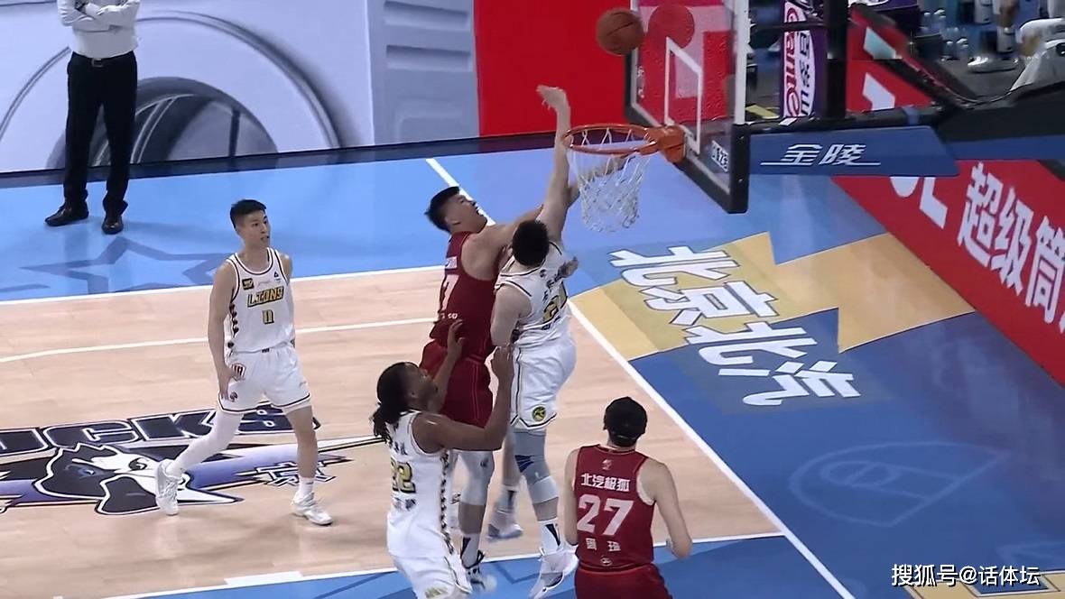 篮球比赛中出现紧张激烈局面