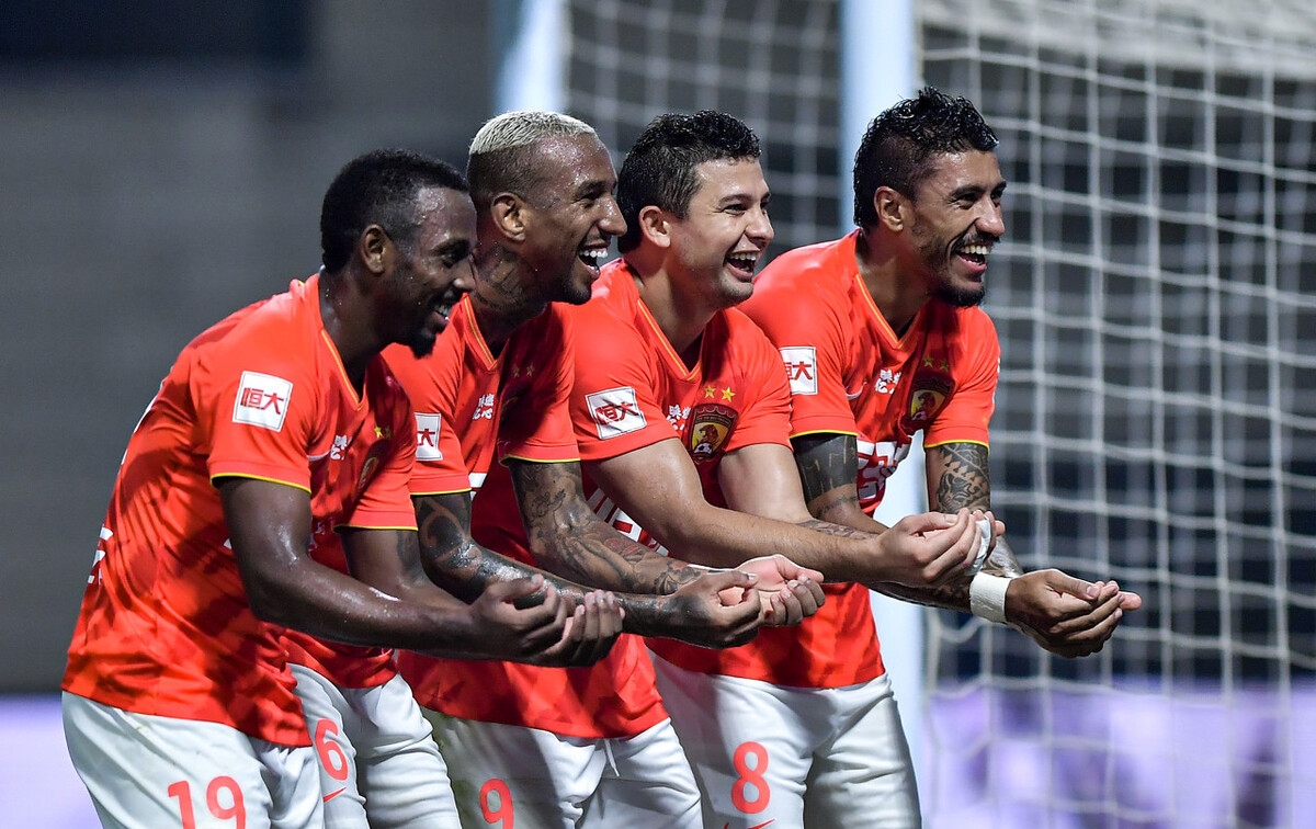 包含非洲足球联赛火热进行，多支球队争冠的词条