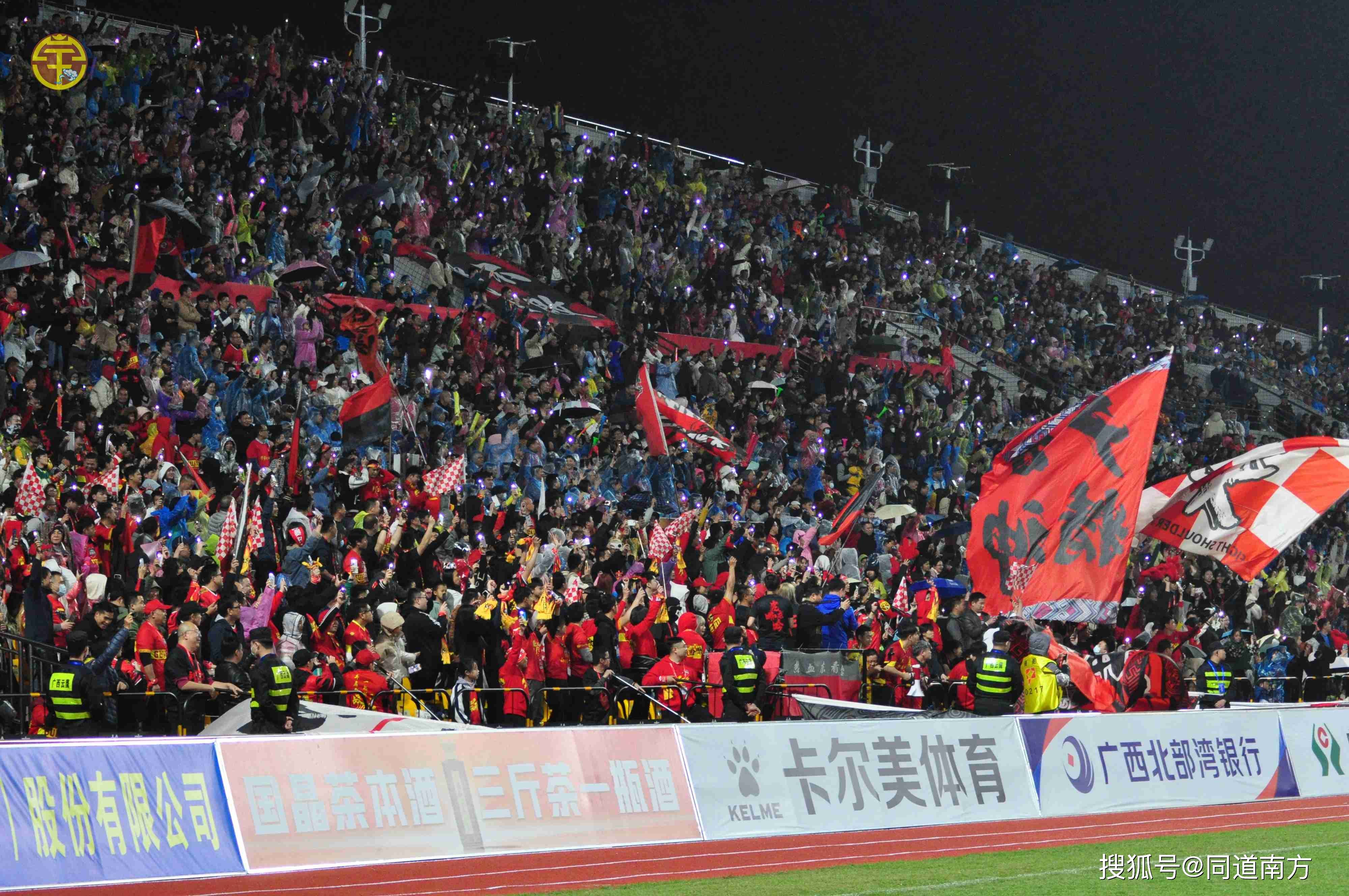 足球赛场上发生精彩一幕，引发球迷热议的简单介绍