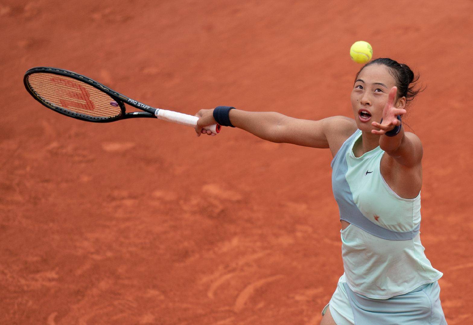 包含S赛明星选手受伤退赛，引发热议的词条