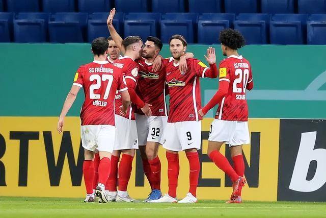 弗赖堡：主场豪取三分，守住不败战绩