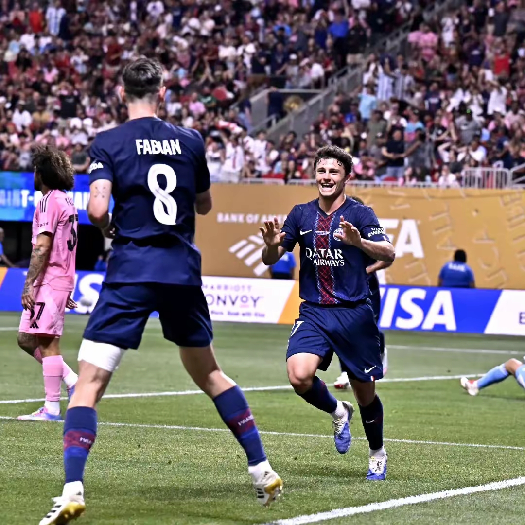 足球赛场上的角逐即将揭晓胜负