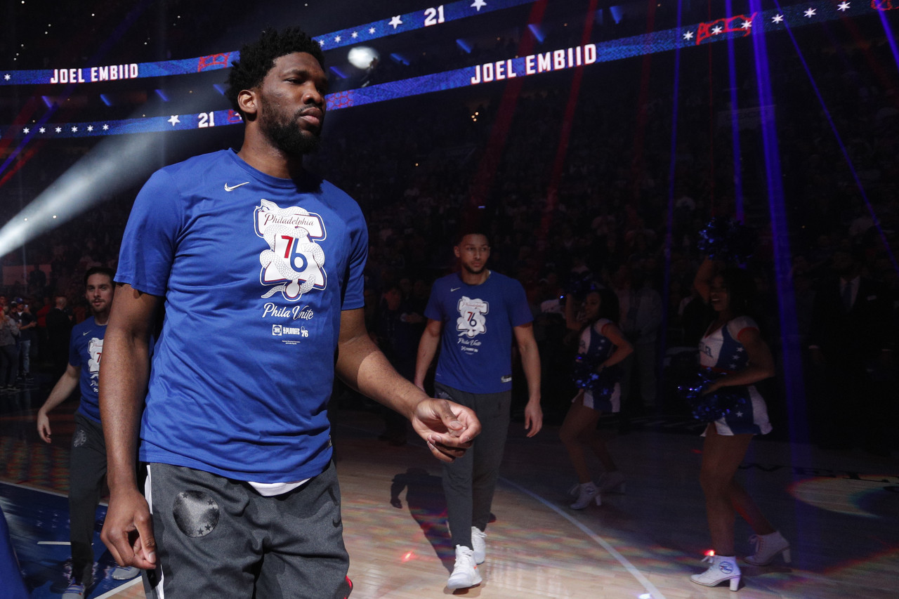 步行者横扫广州队，恩比德高光表现