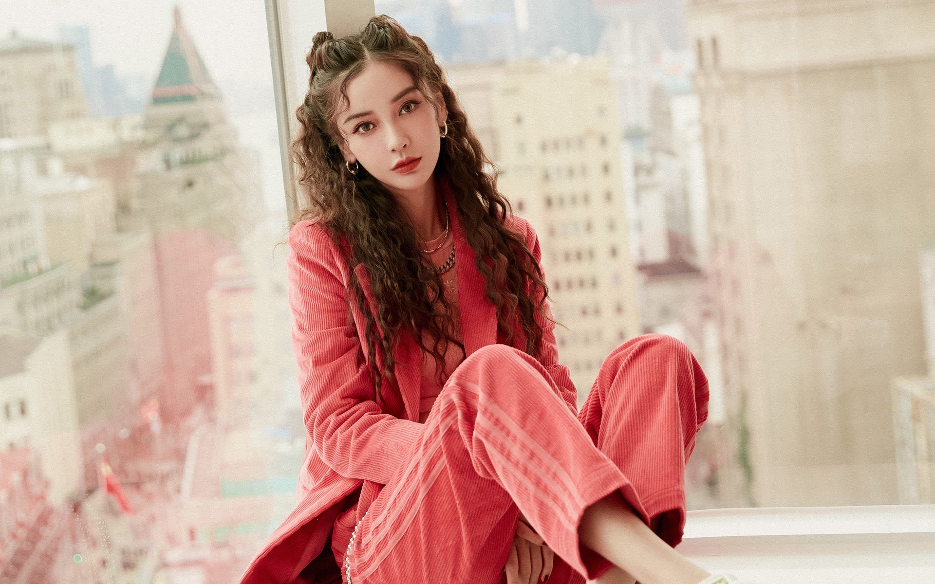 篮球跨界世纪之战,雄鹿鏖战广东队,德罗赞终成关键先生